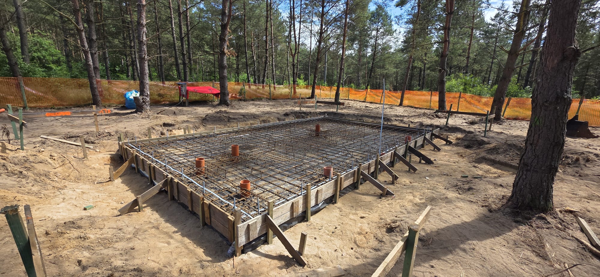 Instalacje i zbrojenie płyty fundamentowej domu szkieletowego